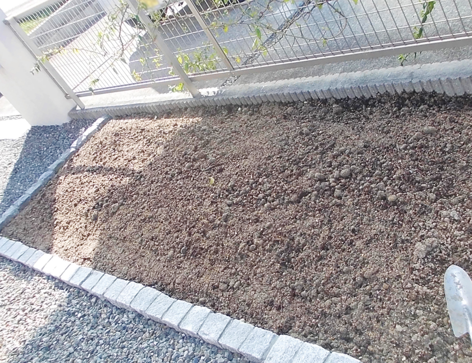 つるバラを入れられるように御影(みかげ)石で花壇を設置しました