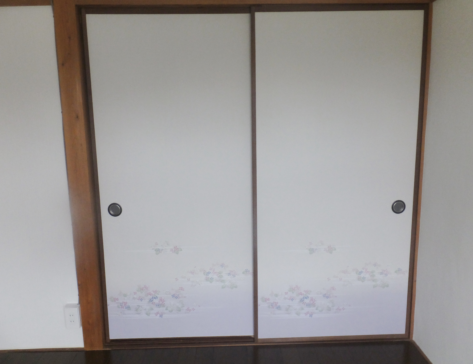 綺麗な白と薄紫の壁紙になりました