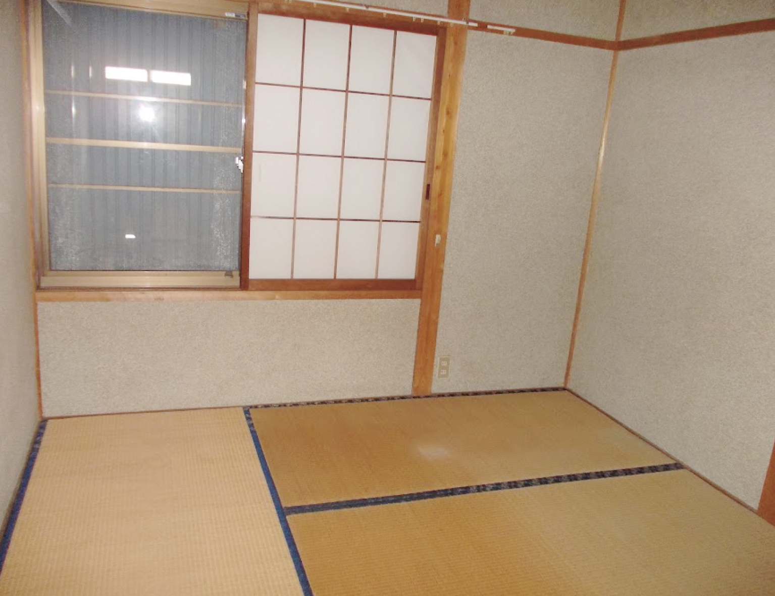 畳だった床を張り替えていきます