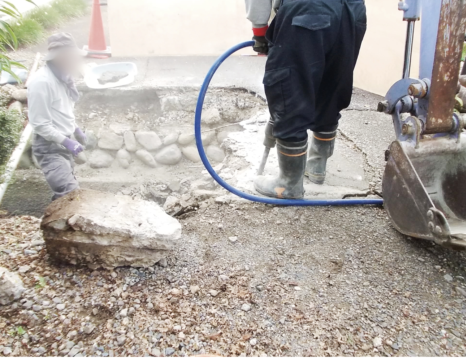 機械を使用してコンクリートを砕いていきます