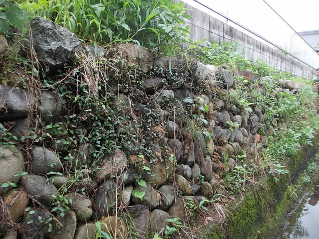 敷地の石積みが崩れているところがあるので修理してほしいとの依頼を受けました