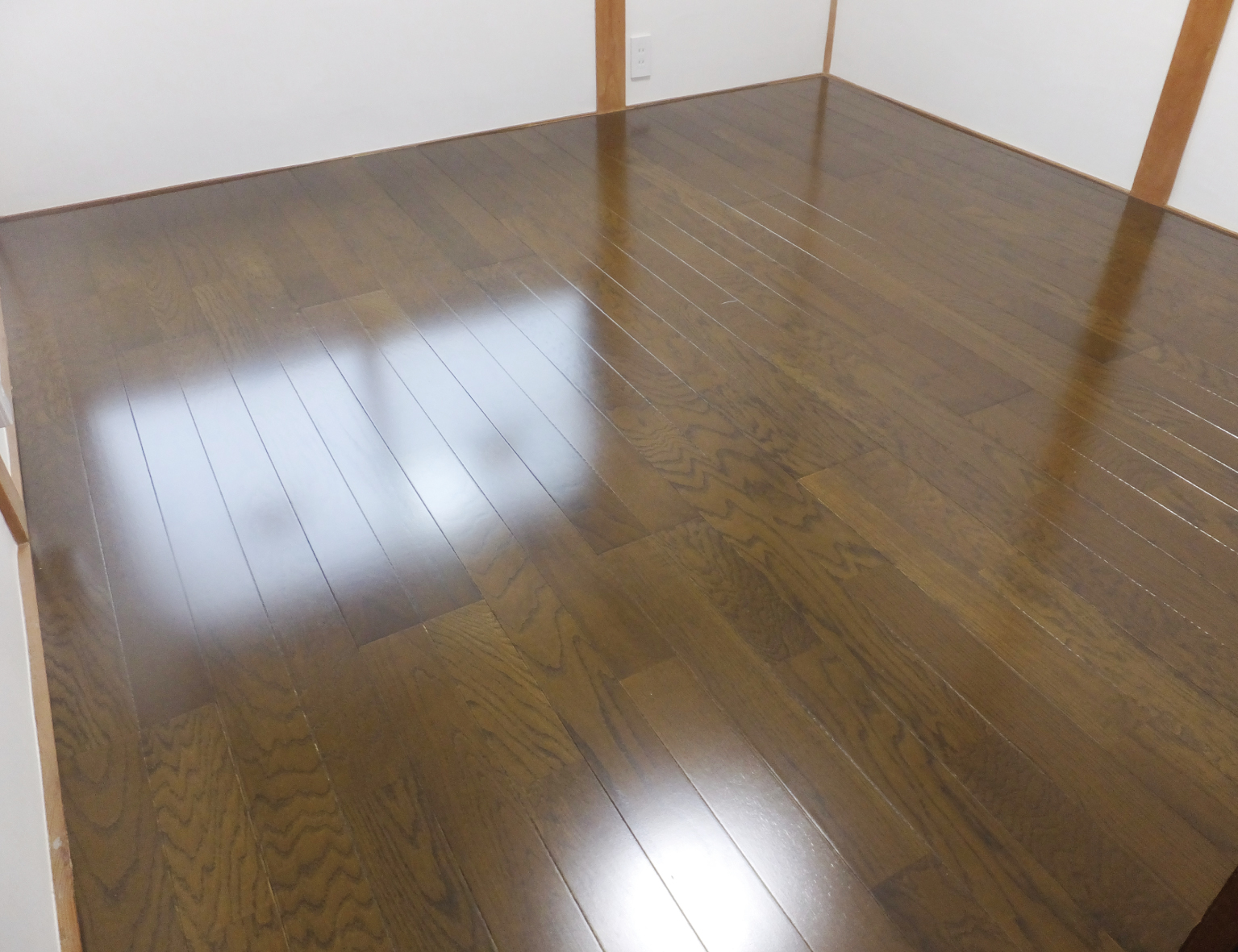 落ち着いた色のフローリングになりました