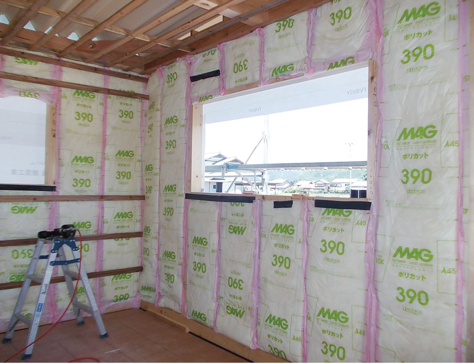 壁一面に断熱材の施工が完了しました