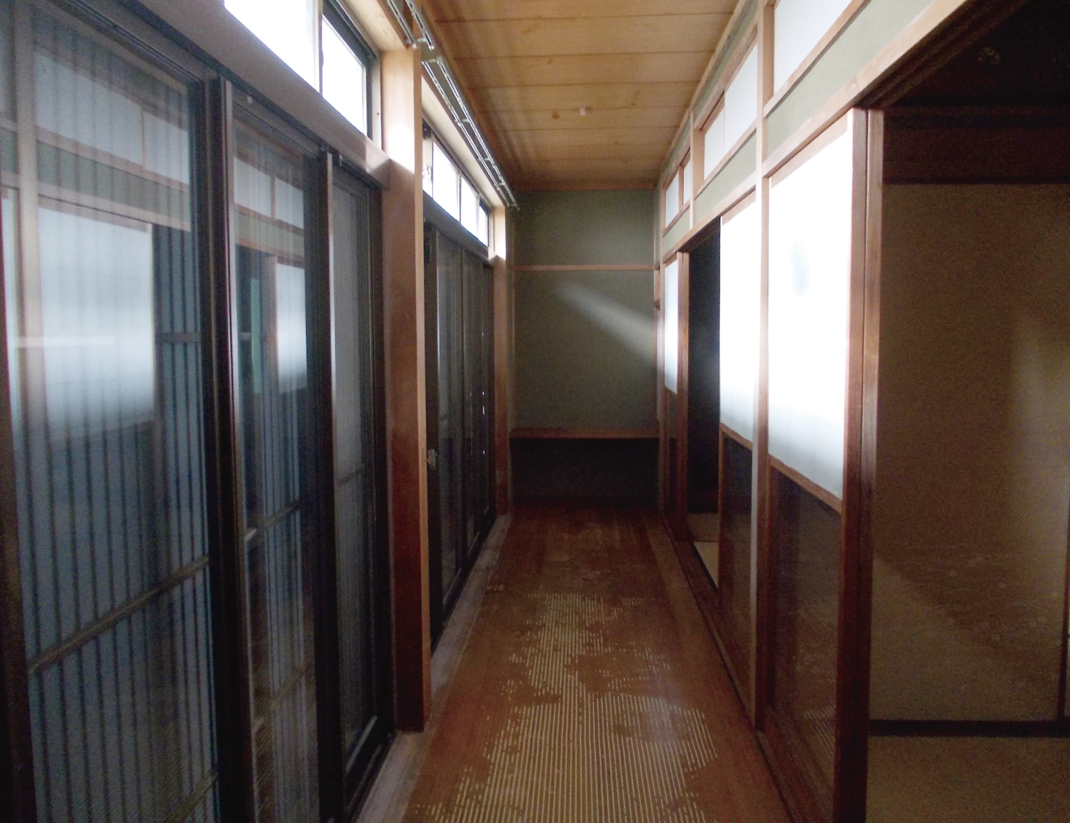 広い縁側に室内干し用のアイアンバーを設置します