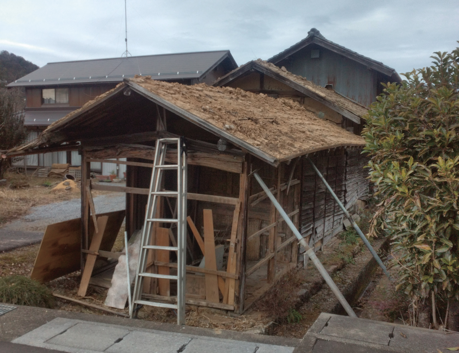 古い土壁の倉庫を解体していきます