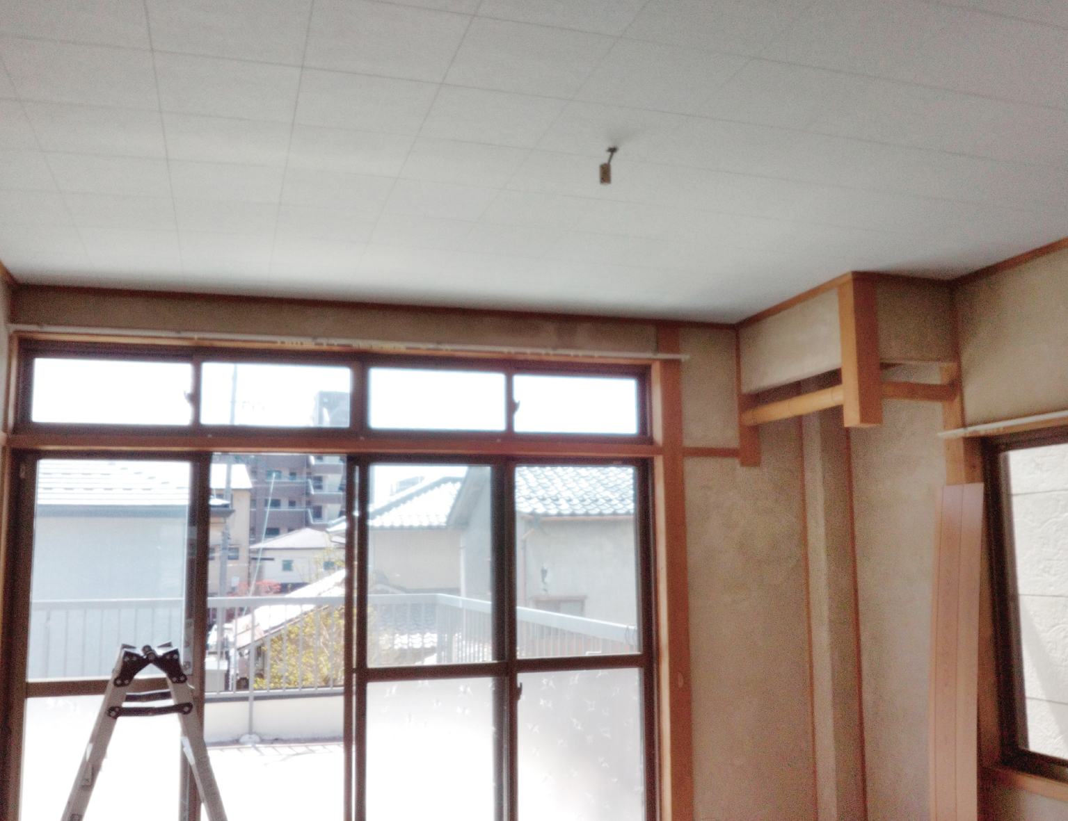 天井一面に貼り終え、お部屋の快適性が高まりました