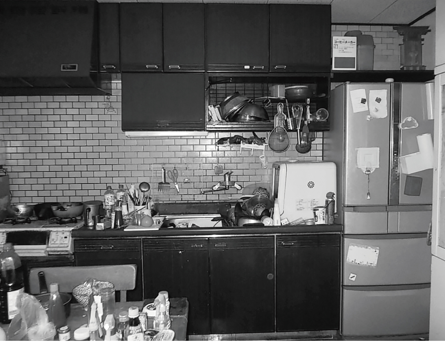 赤いシステムキッチンを交換していきます