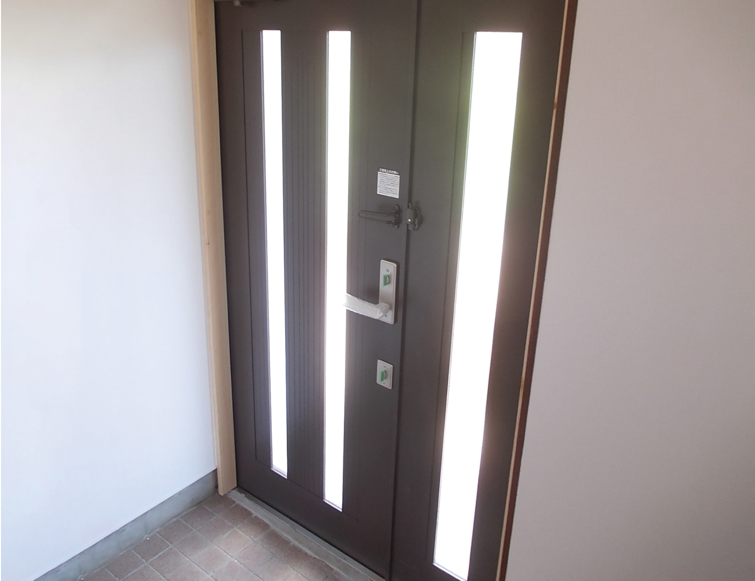 玄関ドアもツーロックになり、防犯面も安心です