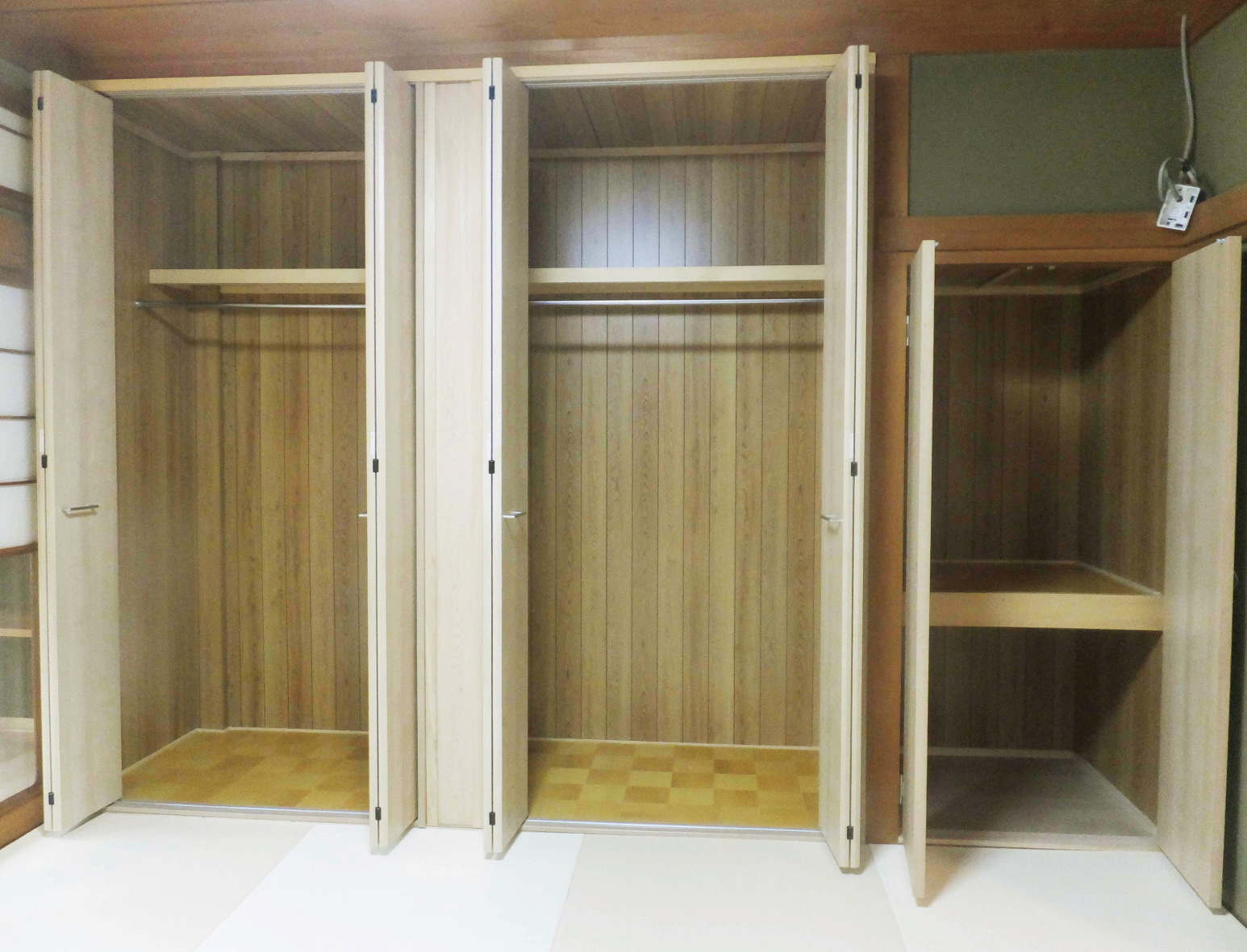 ハンガーパイプ付きクローゼットになりました。布団がしまえるように、中板つきの押入れも製作しました。