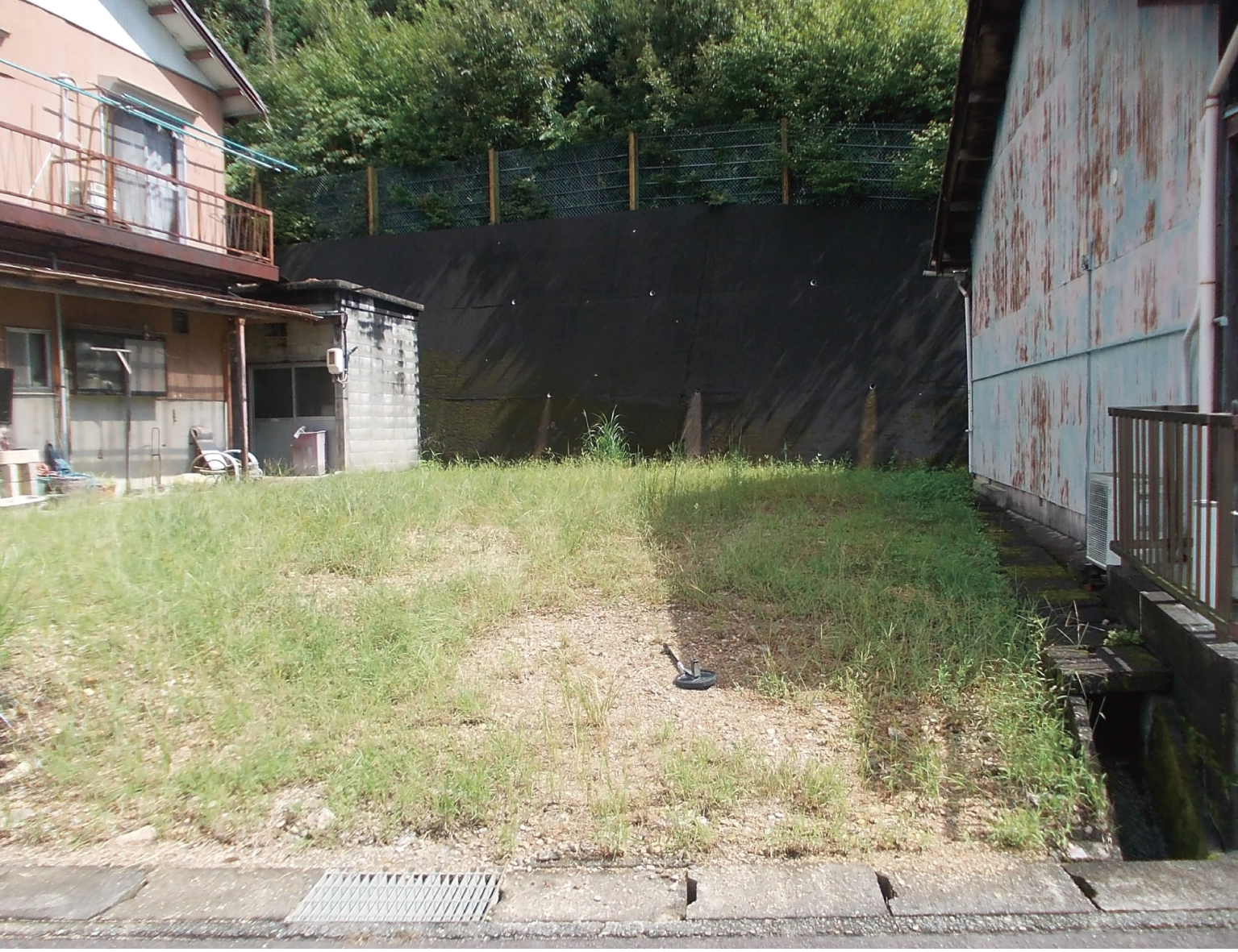 駐車場にするため舗装していきます