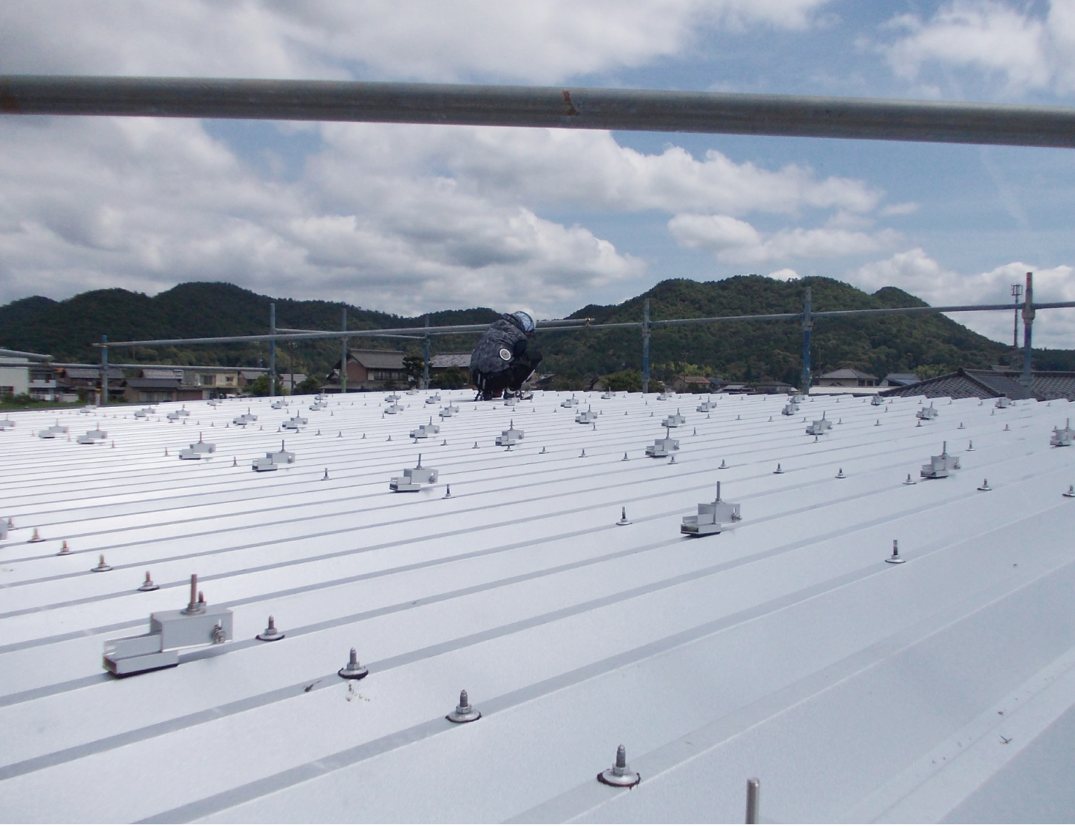 農業用倉庫の屋根に太陽光パネルを設置していきます