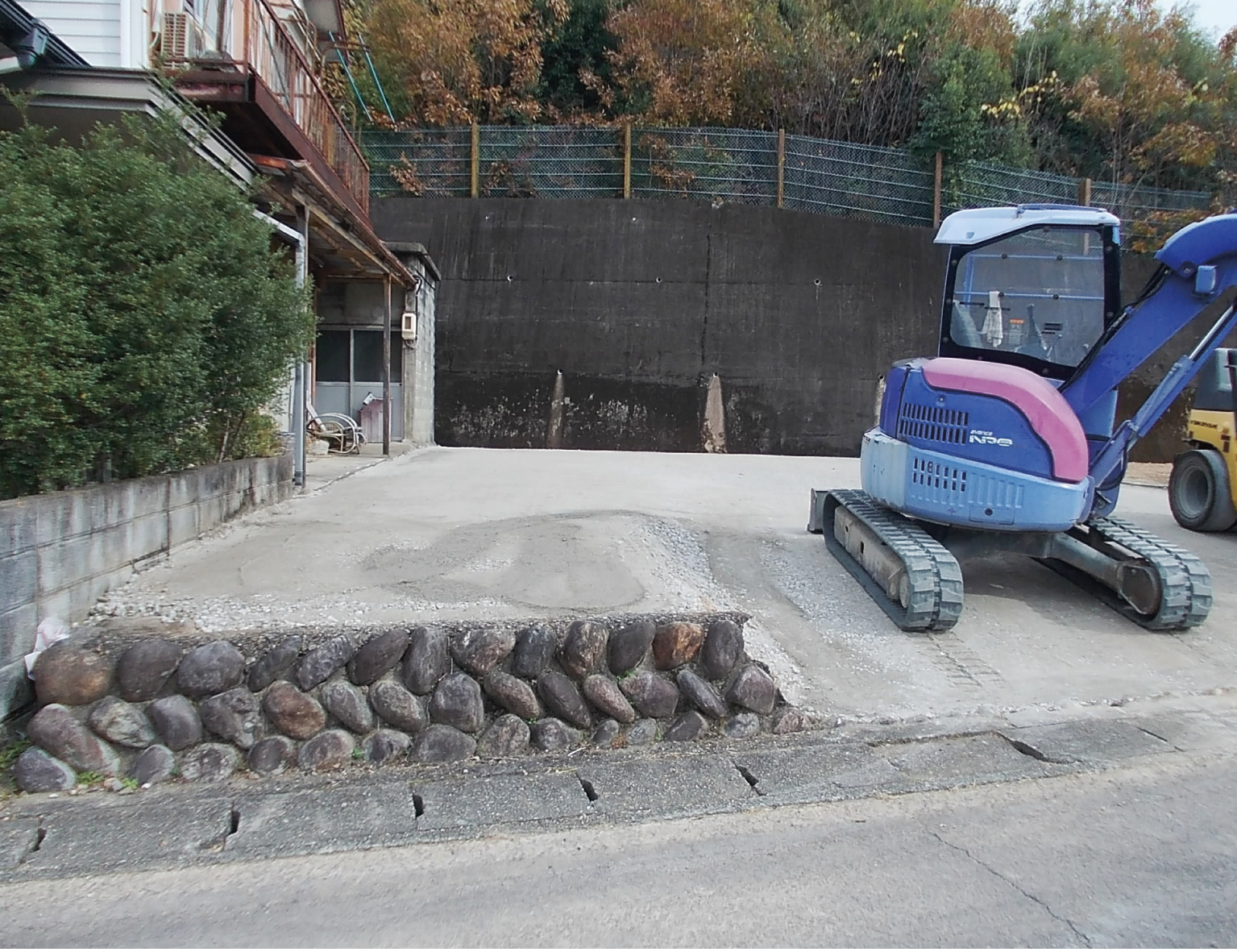 この上にアスファルトを敷いていきます