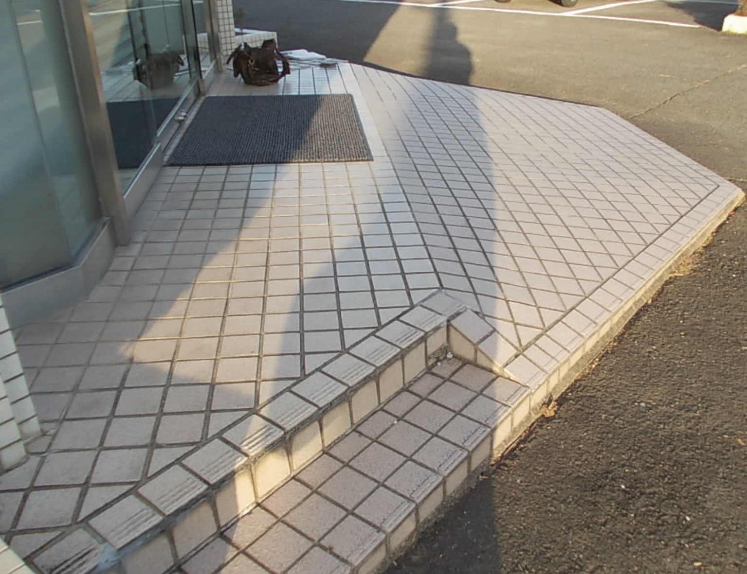 ATMコーナーに手摺を取付してほしいとご依頼いただきました