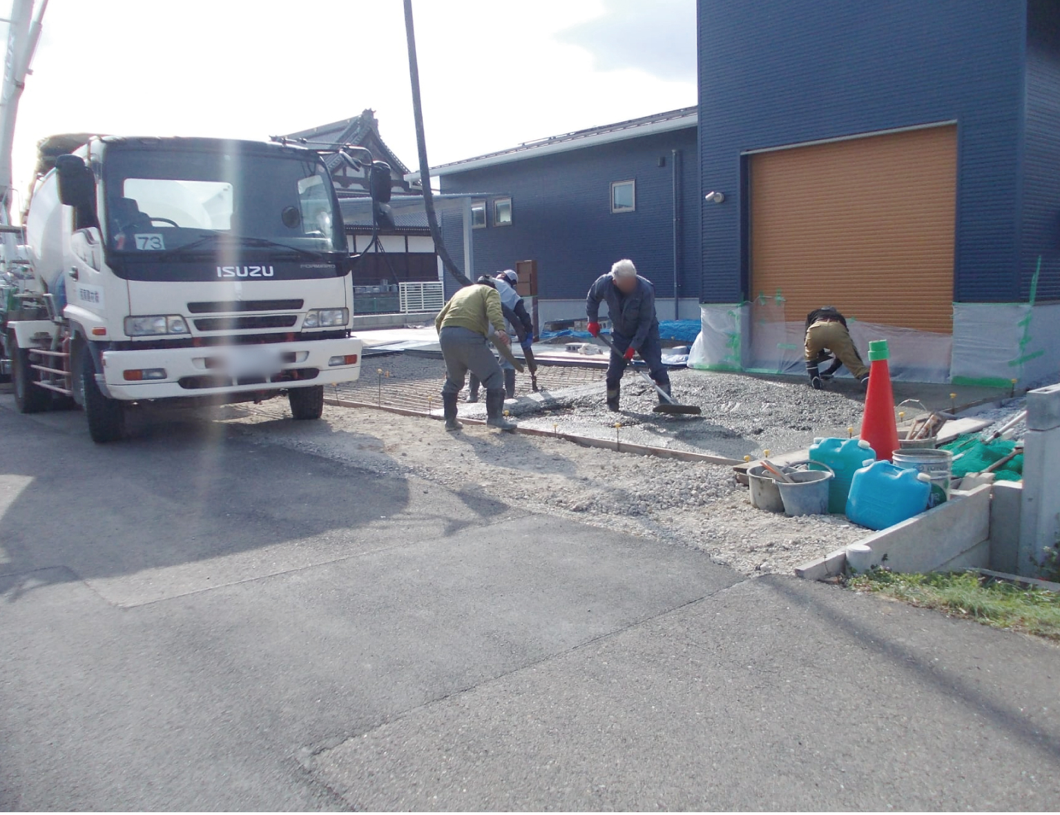 土間コンクリートを敷いていきます