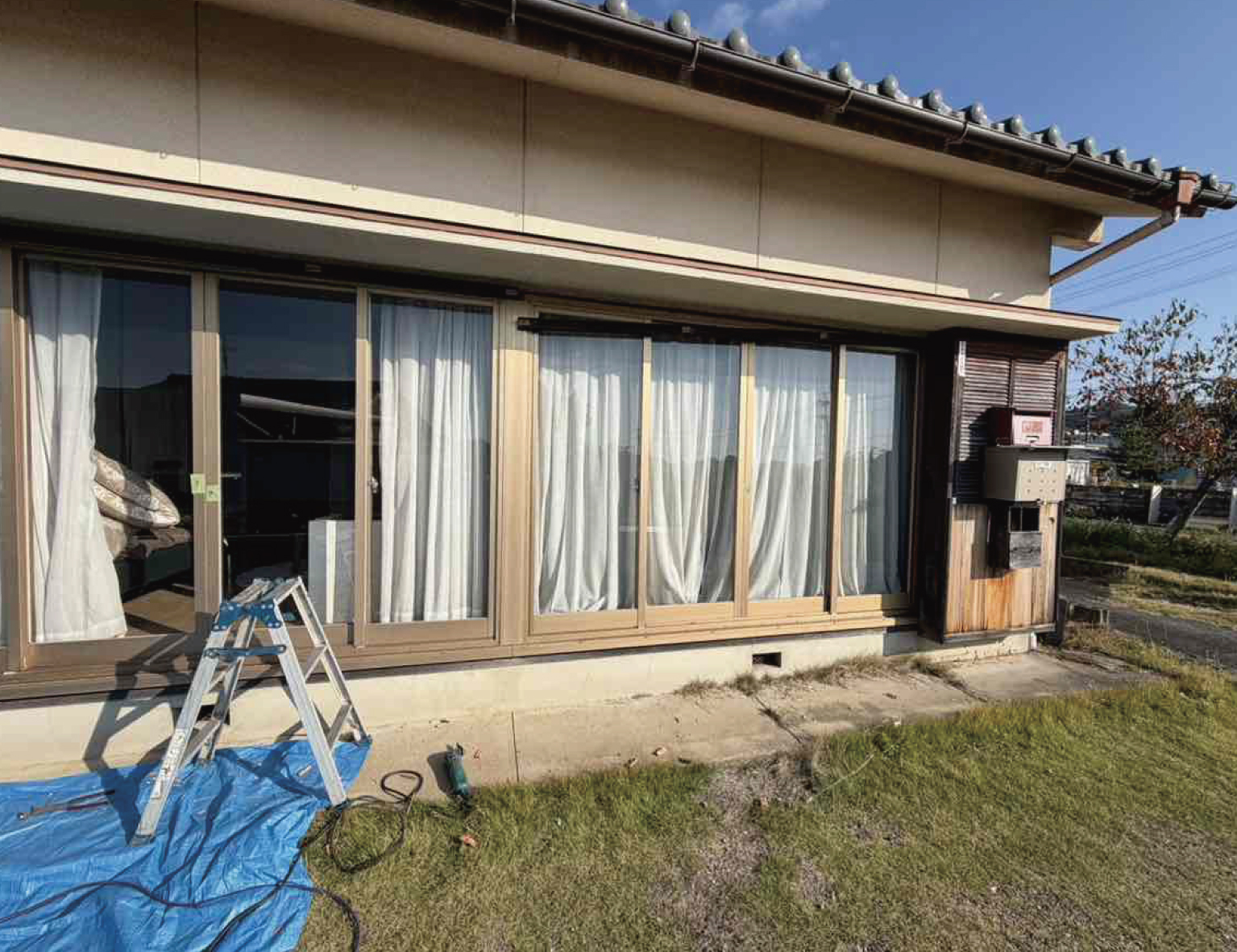 戸箱(雨戸をしまう箱)の修理を行なっていきます