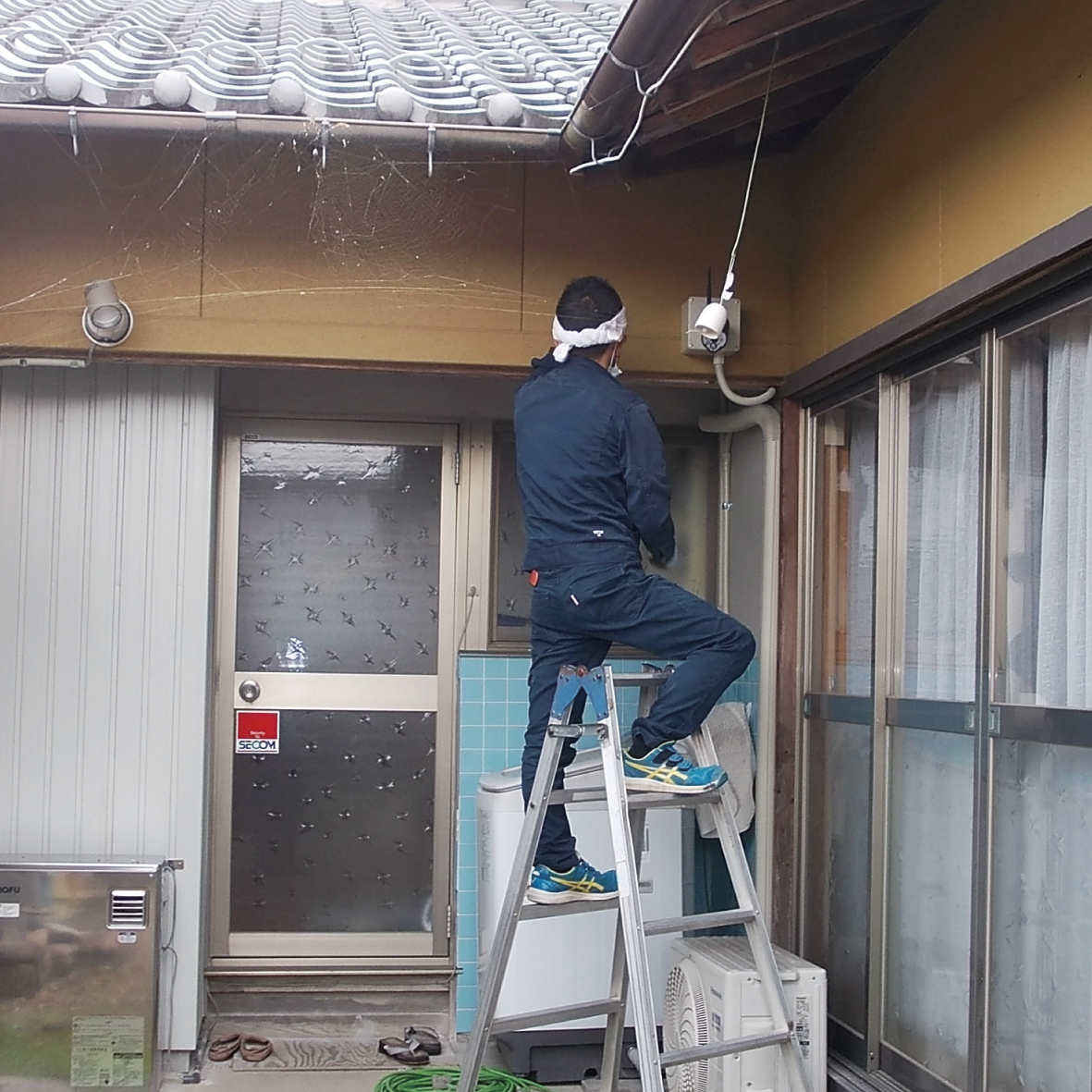 センサーライトと防犯カメラによって防犯性を高められました
