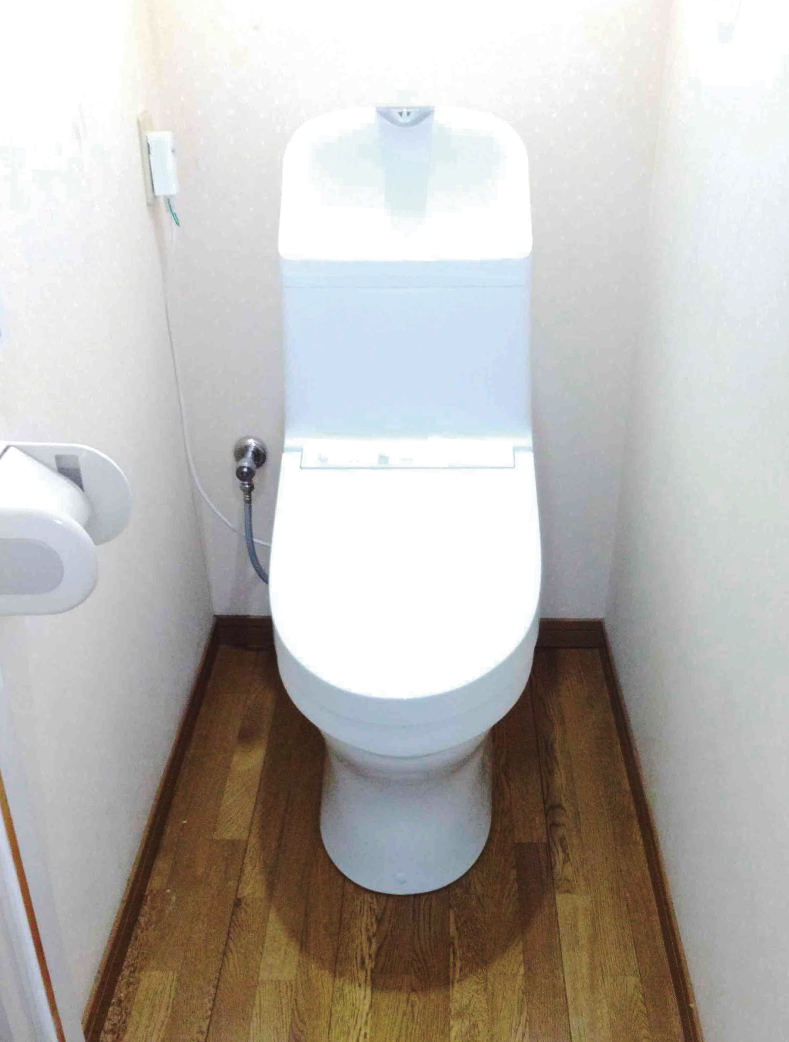 新しい床板をはり、便器も新しくなりました