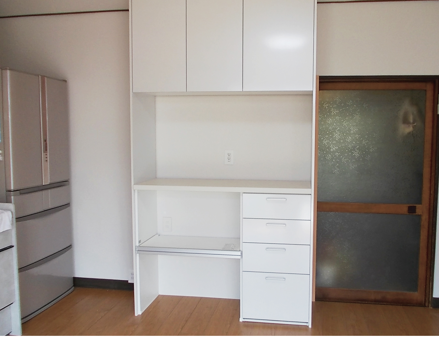 収納力があるカップボードが取り付けられました