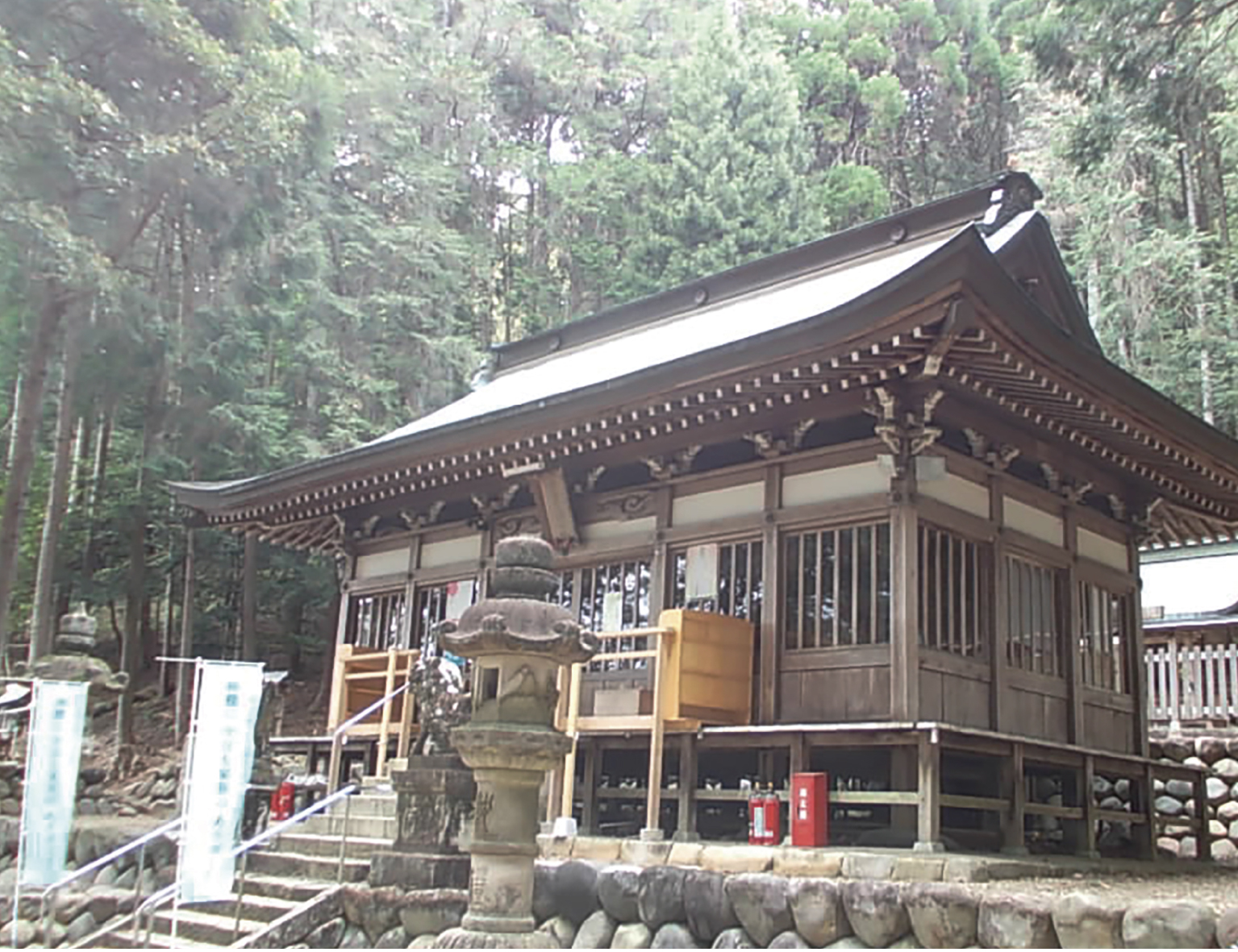 山のふもとにある神社の伸びきった樹木の剪定・伐採を行いました