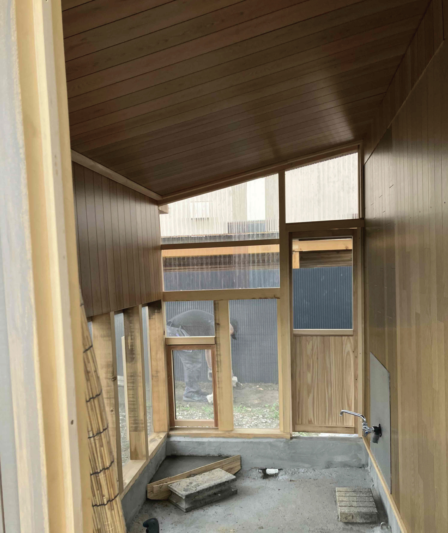 中は広々として水栓も付いています