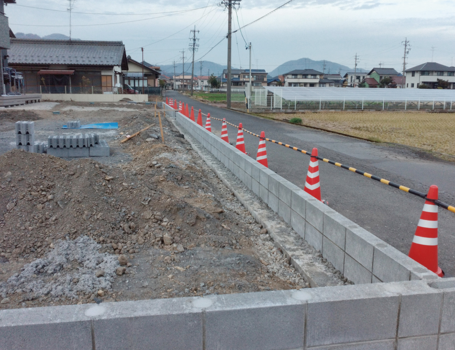 敷地を囲うようにブロックが設置できました