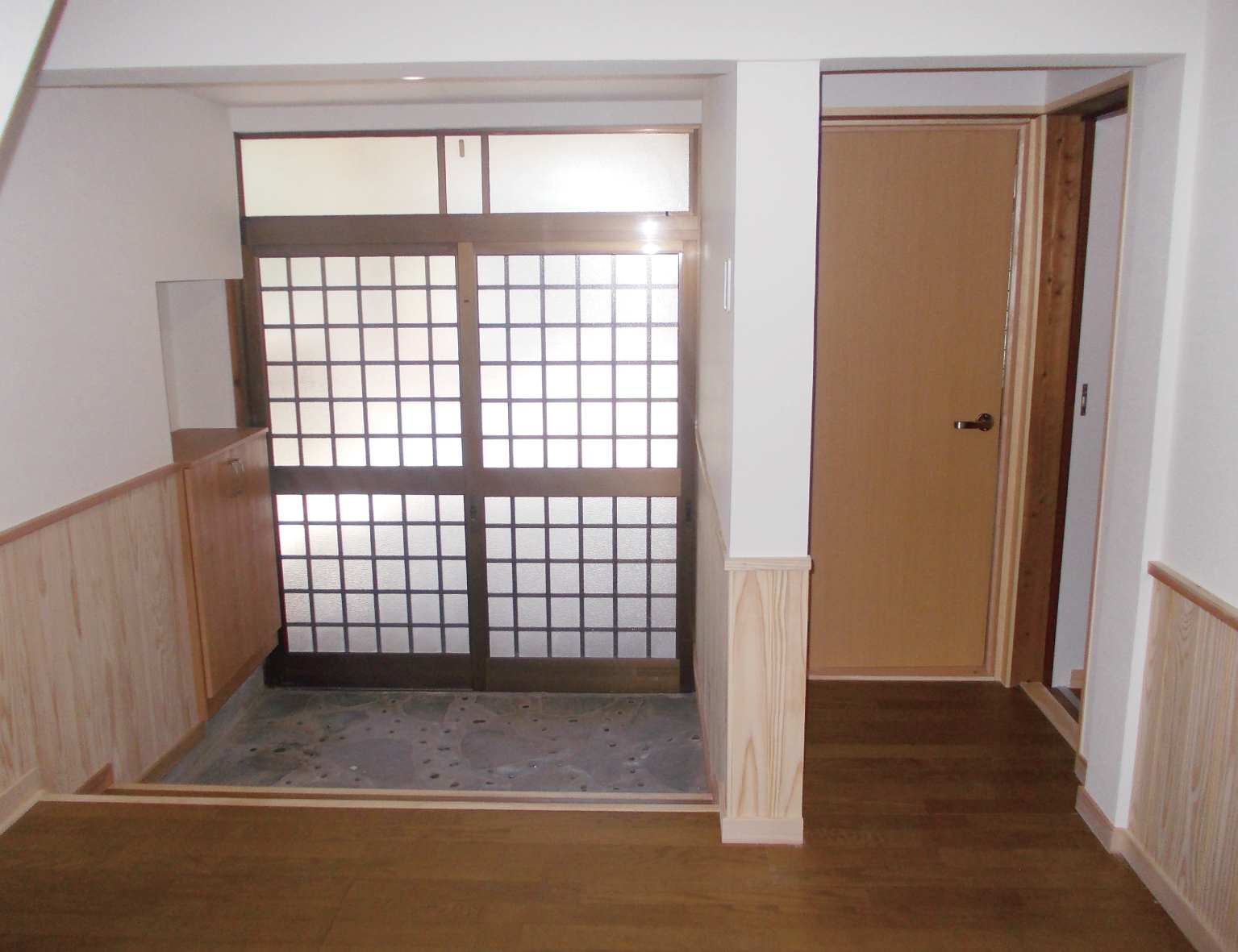 光が入る明るい玄関になりました