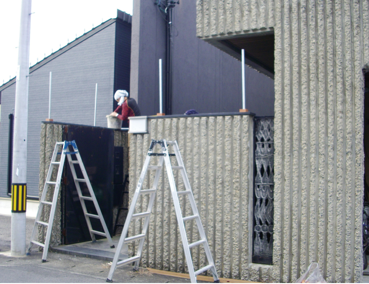 門のところにフェンスを取り付けていきます