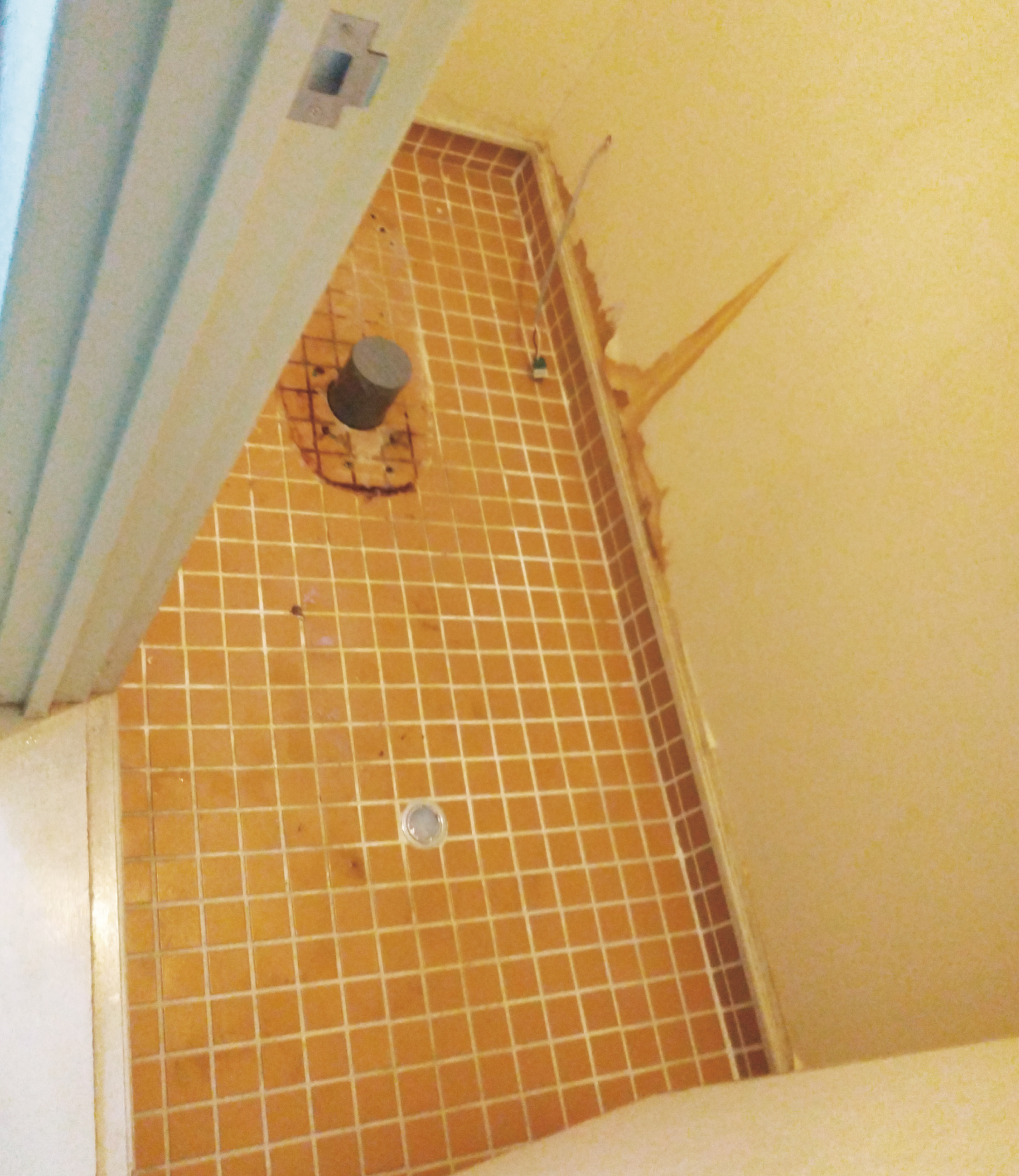 タイル張りの昔ながらの床と壁を新しくしていきます