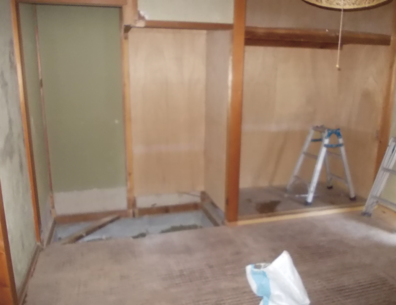 和室を洋室にリフォームしていきます