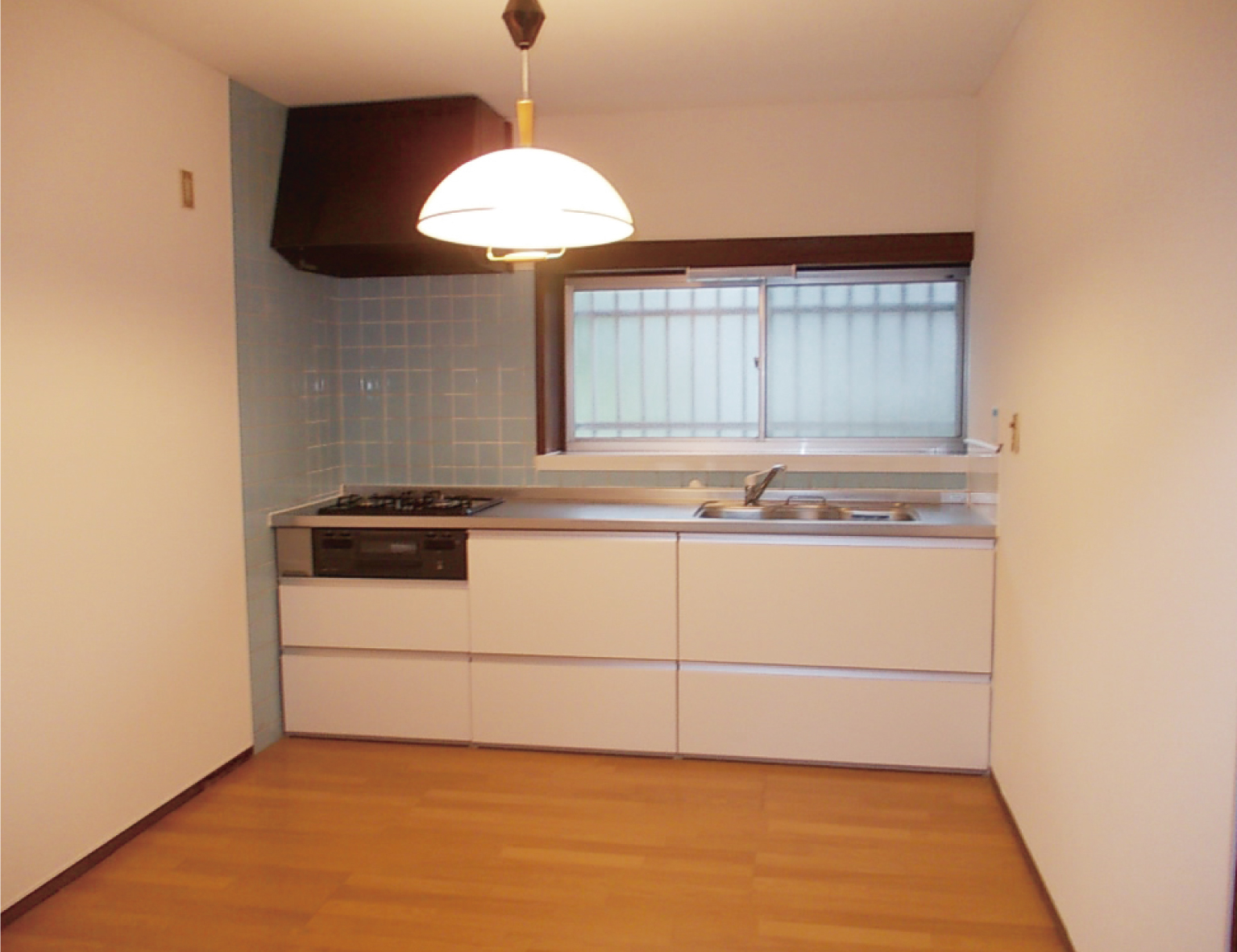 白を基調とした暖かいキッチンになりました