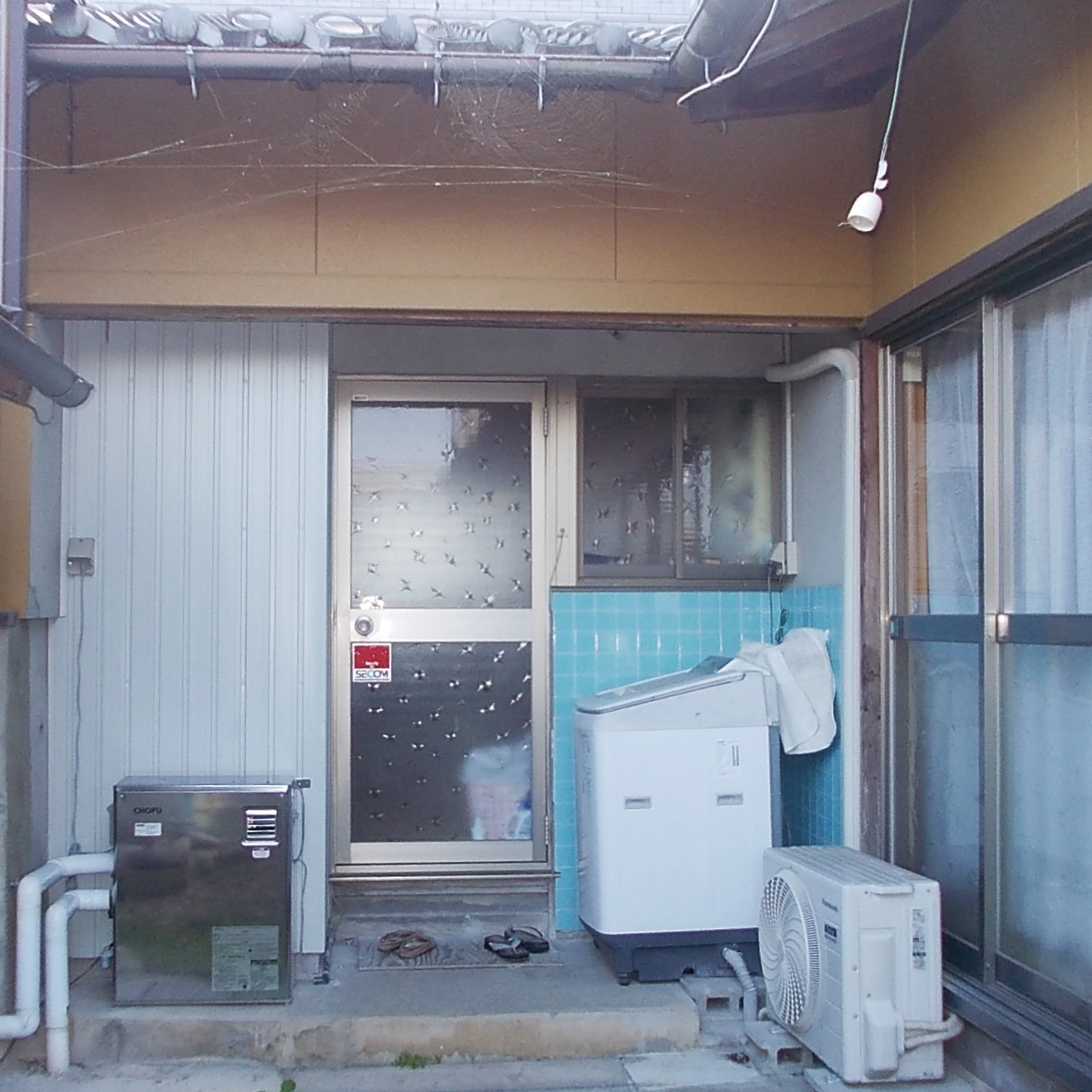勝手口は狙われやすく侵入されやすい、防犯性が低く不安な場所です