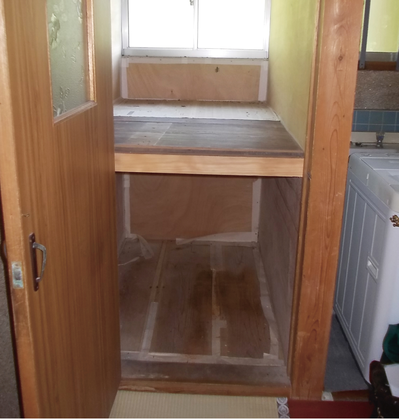 押し入れをトイレに改修していきます