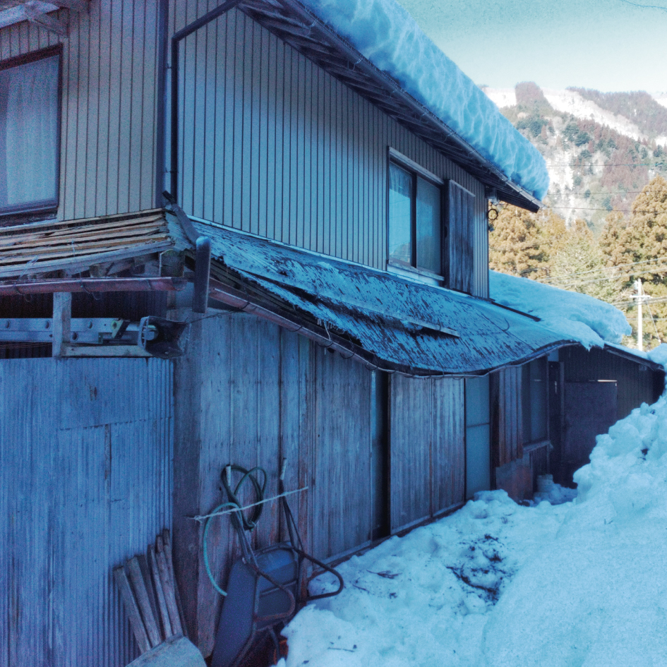 大雪の影響で屋根の一部が折れました