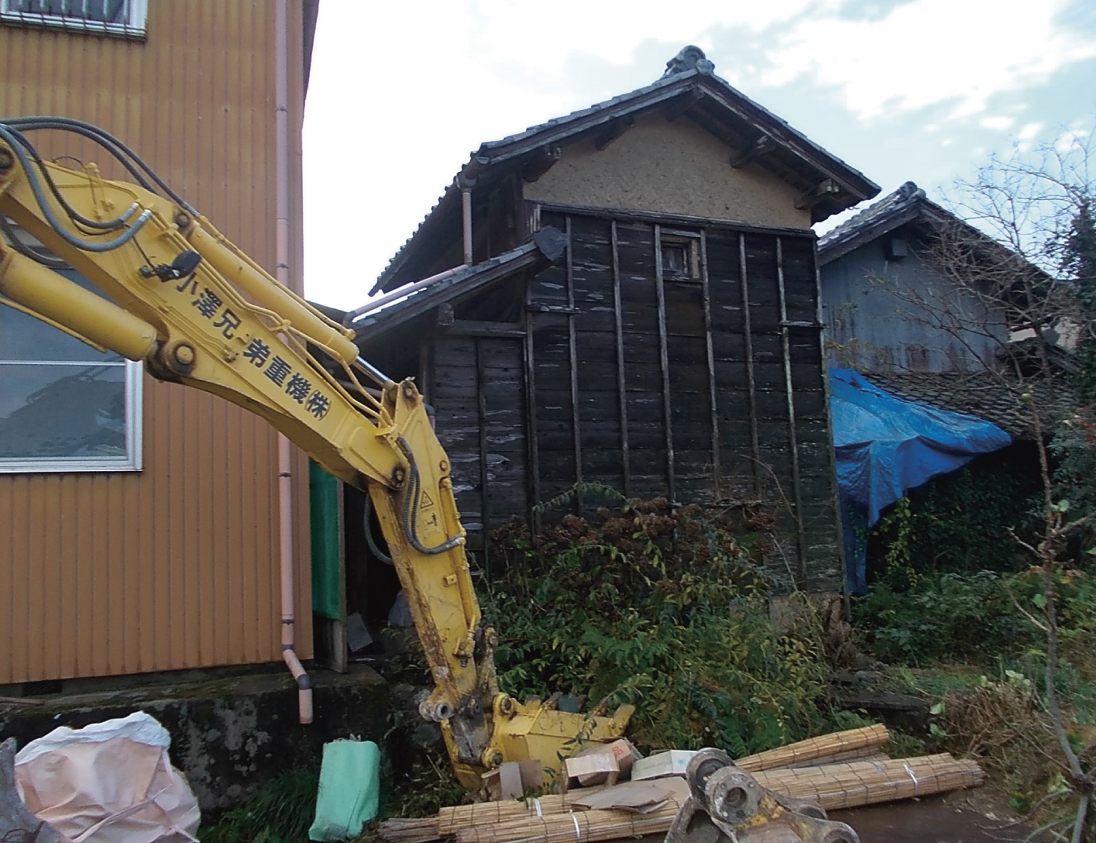 屋根の瓦は手作業で外しました
