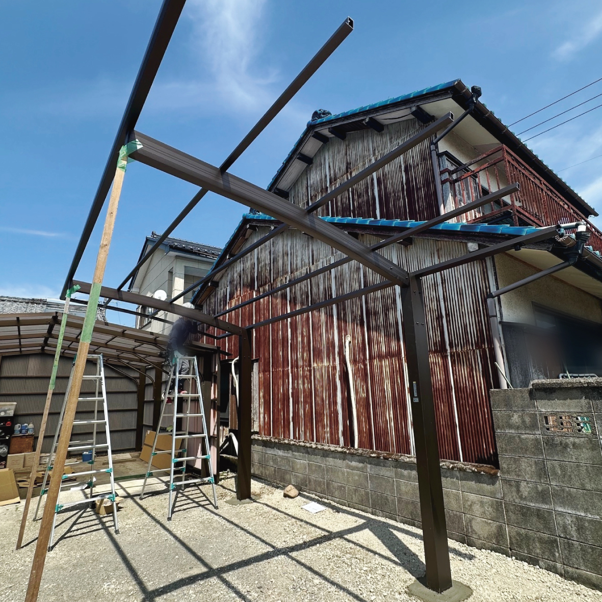 柱で固定し、屋根材を取り付けます