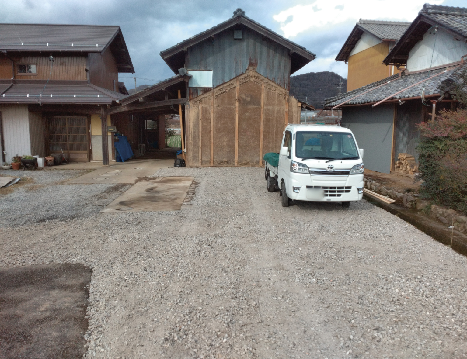 土が見えていたため、砂利を敷き駐車場に