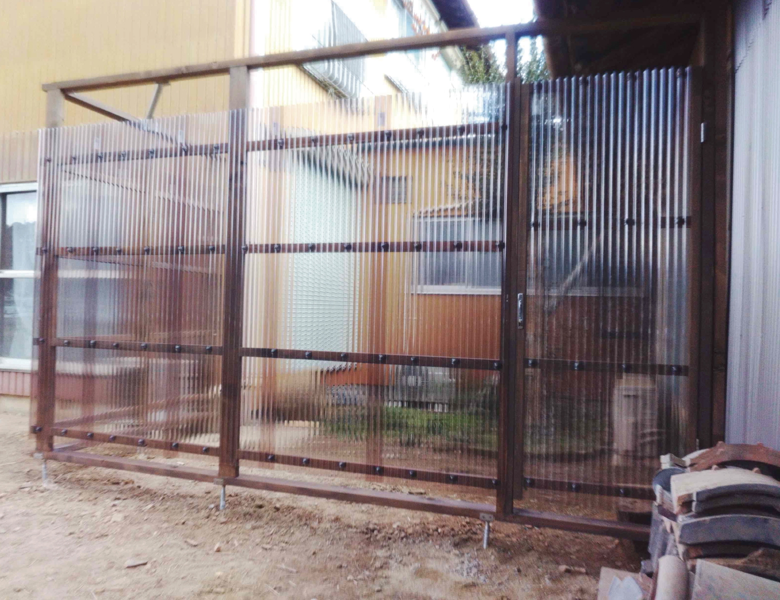 出入りもできるように扉がついています。ポイントは壁をポリカーボネートで作成したことによって、目隠しをしながら採光もとれるところです