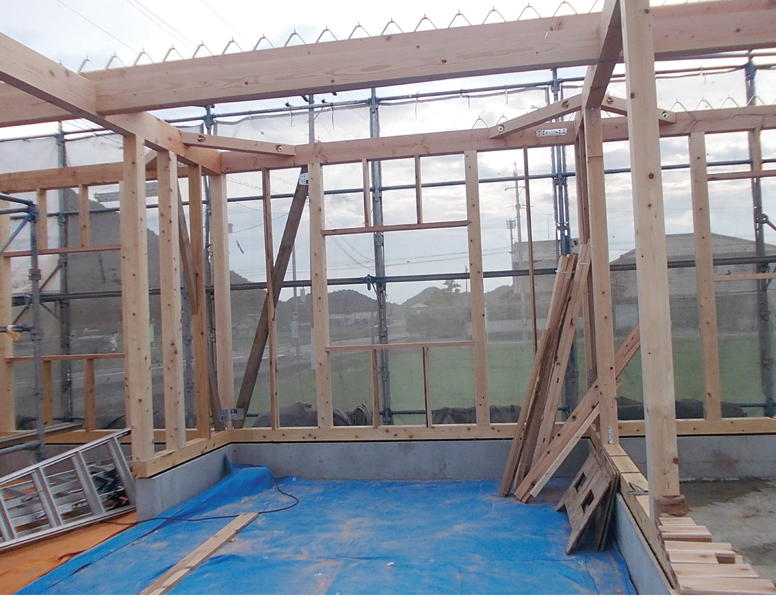 倉庫ですが、断熱材もしっかり充填していきます