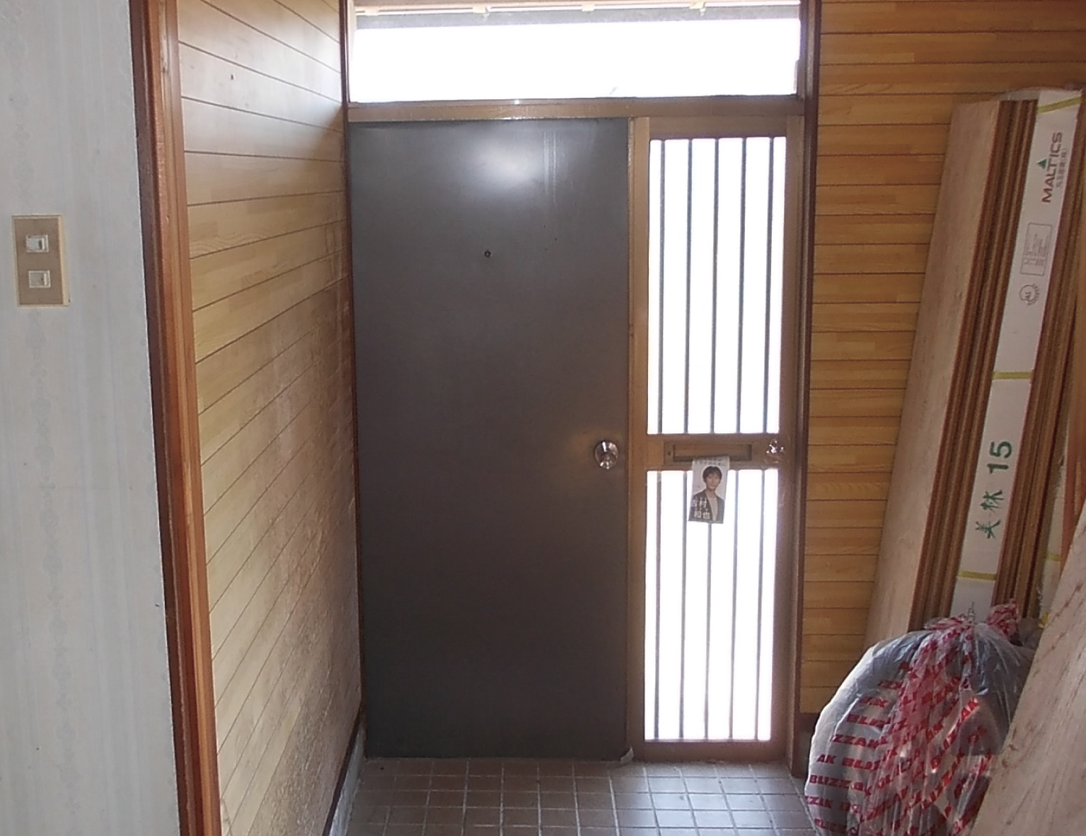 昔ながらの玄関をリフォームしていきます