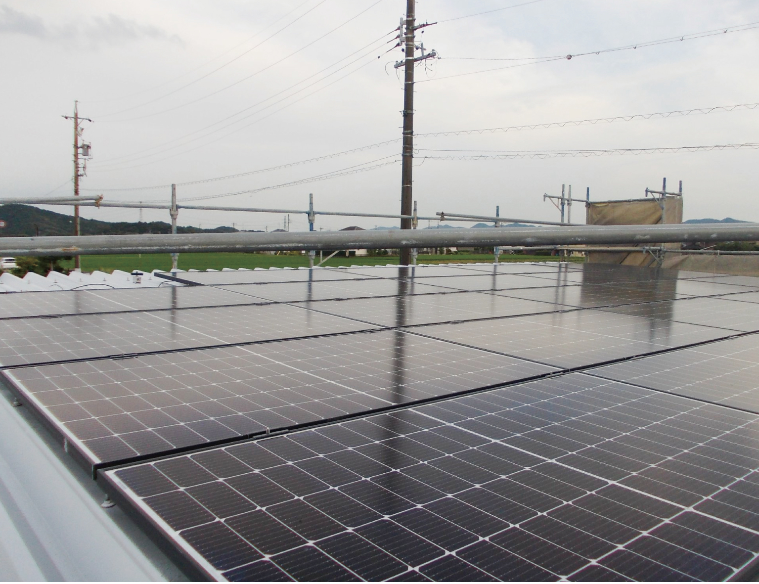 屋根一面に設置ができました。太陽光パネルを設置することで、極力自前のエネルギーを利用する計画です