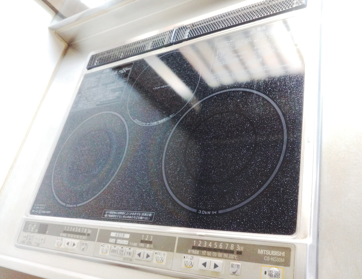 故障で使えなくなったIHを取り替えていきます