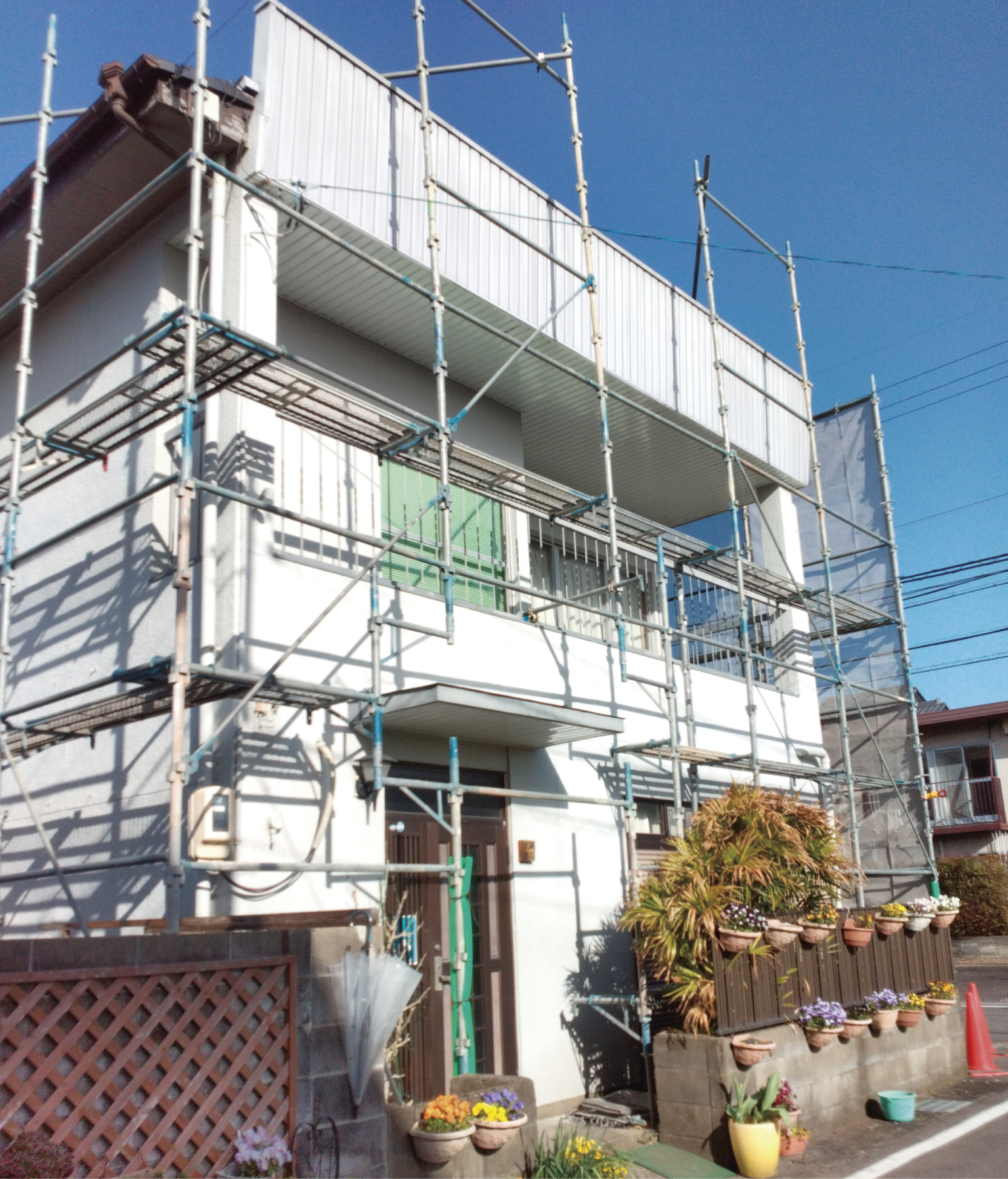 足場を組んで作業していきます