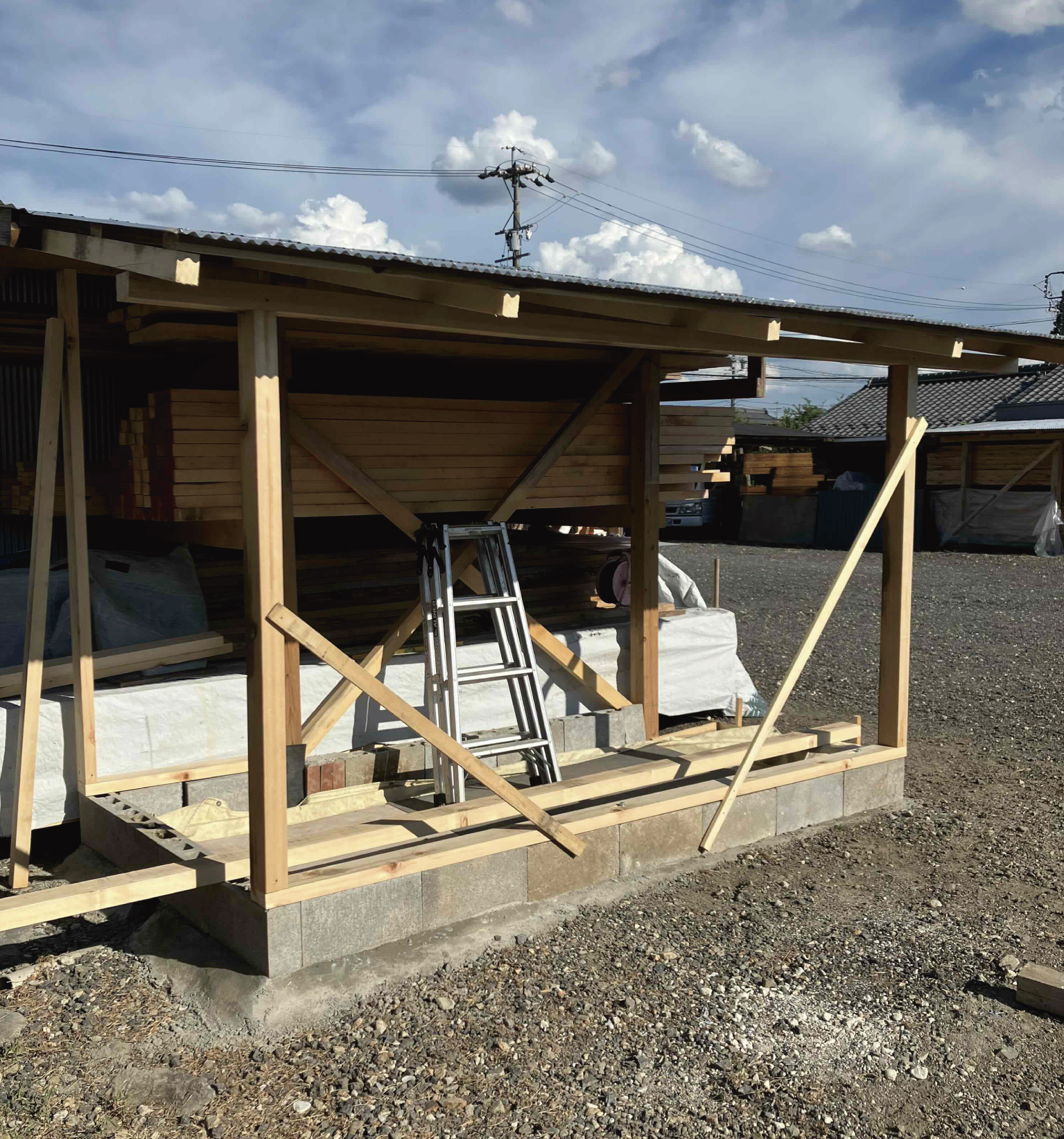 古い小屋は壊し、新しく建てていきます