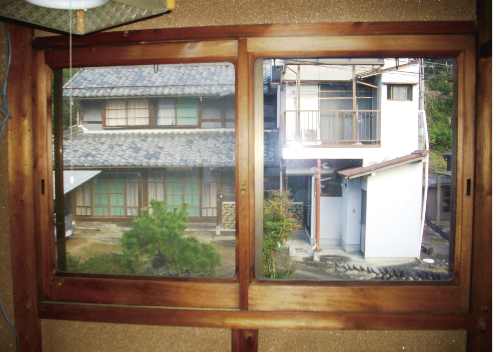 北側の部屋に内窓を設置していきます