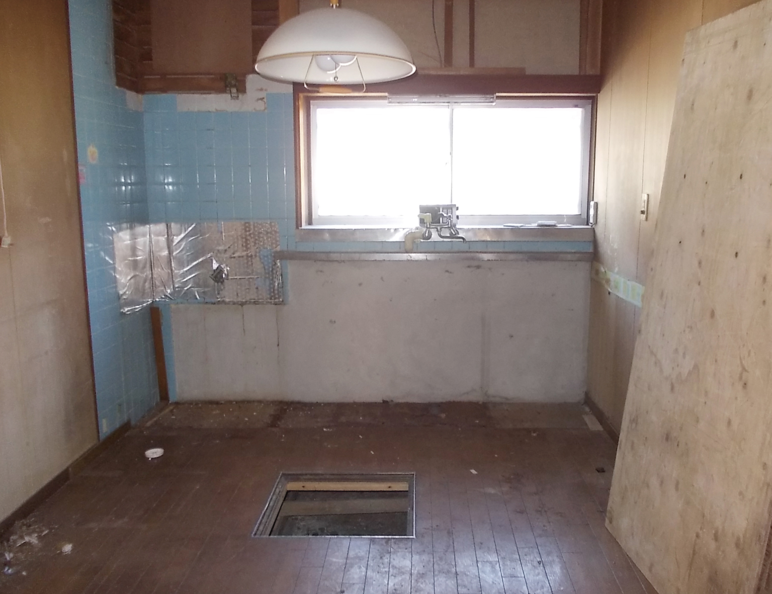 新しいキッチンを取り付けていきます