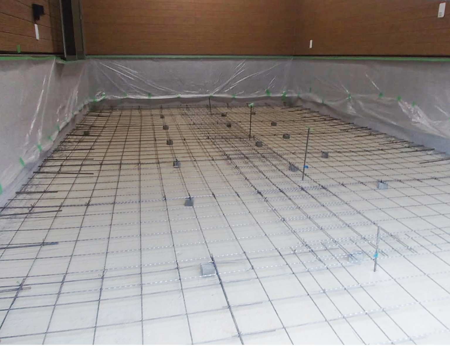 土間コンクリートを敷き、乾燥を待っています