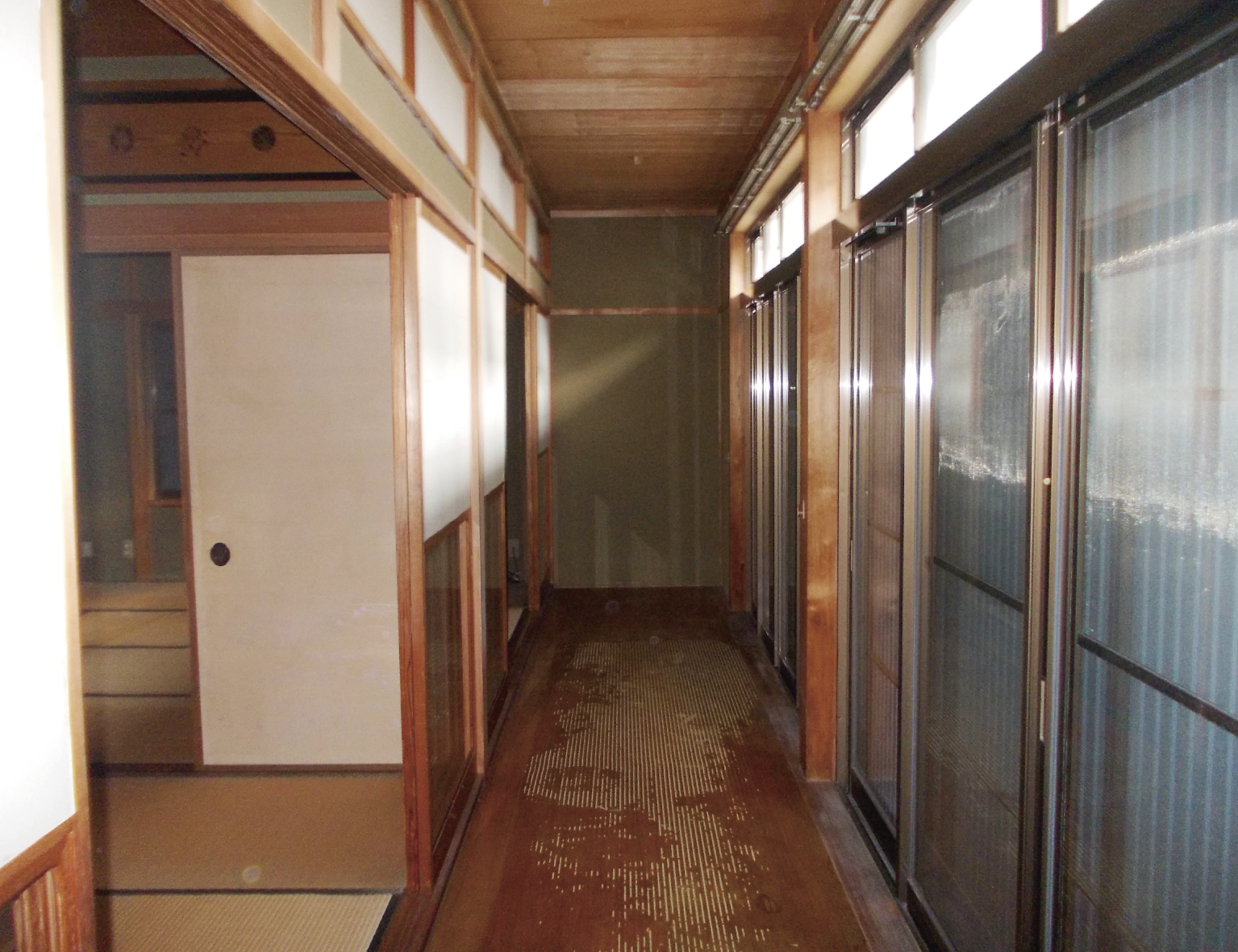長年の使用で剥がれてしまった縁側の床を張り替えます