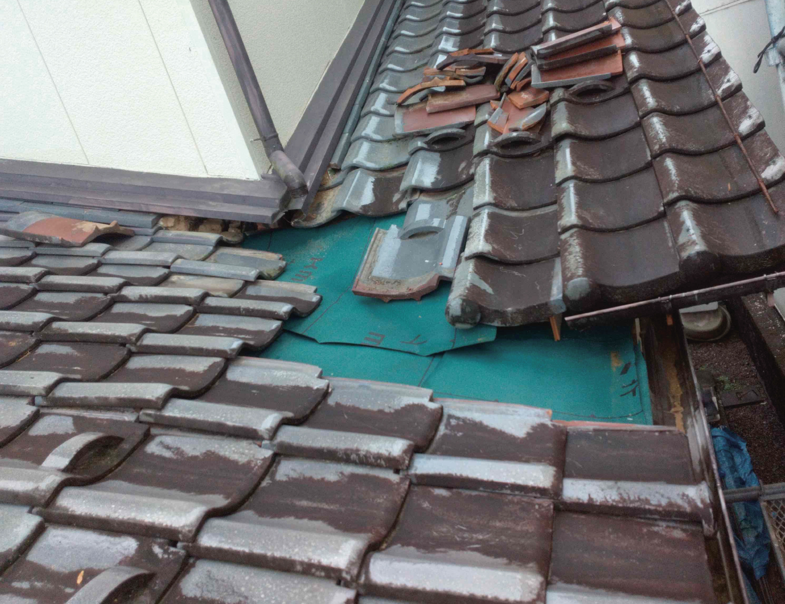 屋根は雨漏りがしていたため修理を行いました