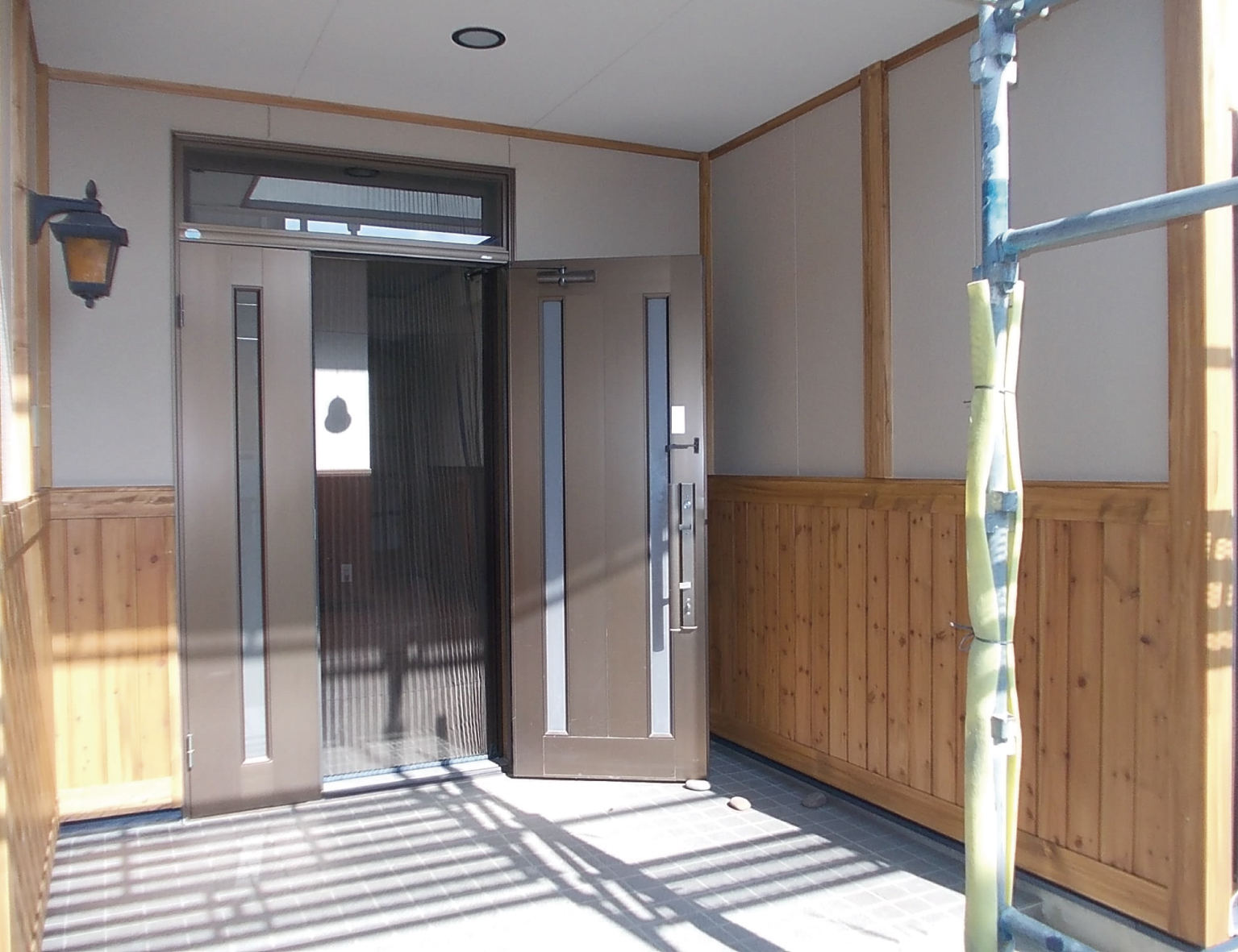 雨に当たらない場所のため、無垢材の羽目板で腰壁にしておしゃれに