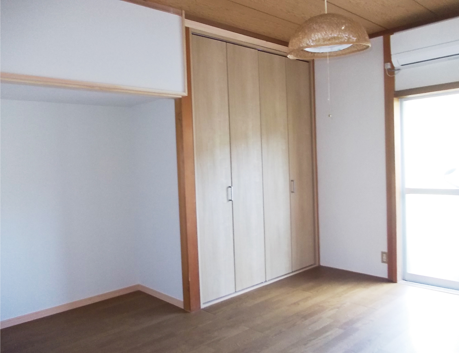 木目が綺麗な明るい洋室に生まれ変わりました